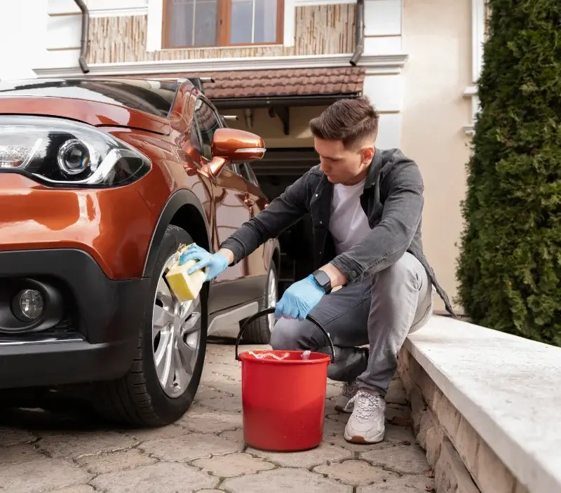 Lavage auto à domicile Vallant-Saint-Georges : professionnel intervenant sur un véhicule